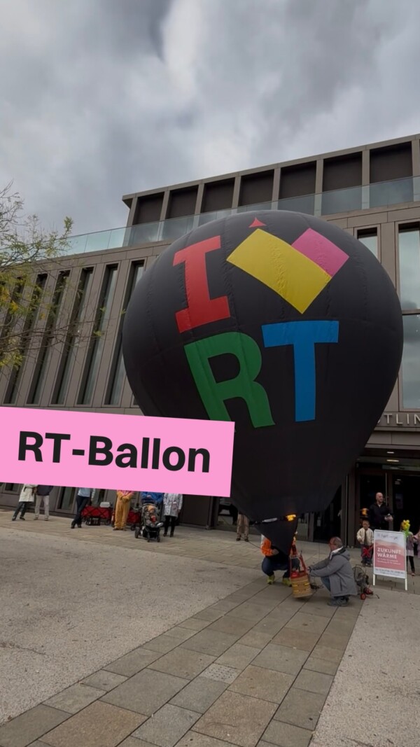 🎈 Ein Name für unseren RT-Ballon gesucht!

Am 16. Oktober wird unser Modellballon beim Ballonblühen in der Pomologie getauft. Aber wie soll er heißen? 👀

💡 Deine Idee ist gefragt! Schreib deinen Namensvorschlag in die Kommentare.

🎤 Du willst Taufpatin oder Taufpate werden? Dann verrate uns, warum du perfekt dafür bist!

✨ Und welcher Taufspruch passt zum Ballon?

Wir sind gespannt auf deine Vorschläge! 💛

#nurlieben #reutlingen #ballonblühen #stadtmarke #visitreutlingen