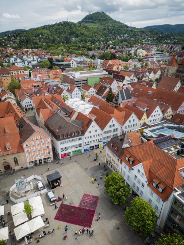 Was für ein Abend am Mittwoch auf dem Marktplatz! Wer dabei war, hat es gespürt:  Reutlingen ist nicht einfach nur eine Stadt, es ist ein Gefühl, eine Gemeinschaft und seit dieser Woche auch eine Marke, die uns alle verbindet.
Der Roll-out unserer neuen Stadtmarke war erst der Anfang. Wir haben gefeiert, gelacht und gezeigt, dass die „Liebe auf den zweiten Blick“ diejenige ist, die am längsten hält. ♥️

Ein riesiges Dankeschön an alle, die den Marktplatz zum Pulsieren gebracht haben!  Reutlingen sind wir alle. Reutlingen ist was wir draus machen. Mach mit! Auf nurlieben.de findest du alles, um deine Zugehörigkeit und Liebe zu zeigen!

#nurlieben #reutlingen #herzschlag #sehrsehrchill #stadtmarke